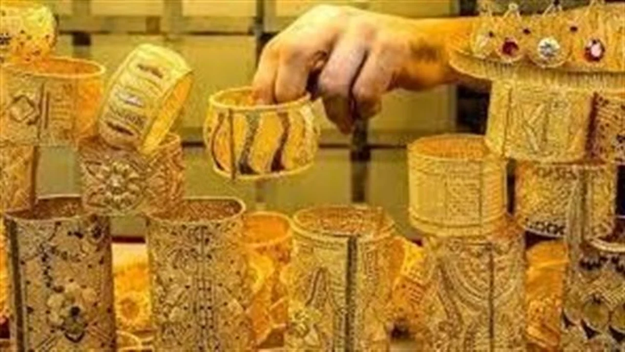 سعر الذهب يتراجع اليوم الجمعة في الأسواق العالمية